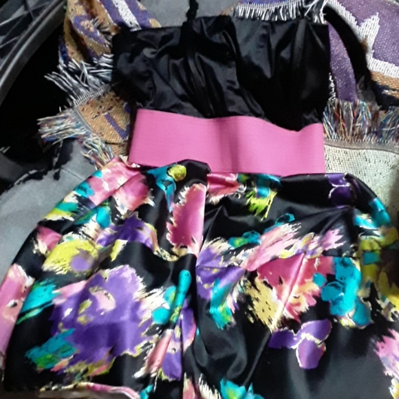 Dresses - Picture 2 of 8